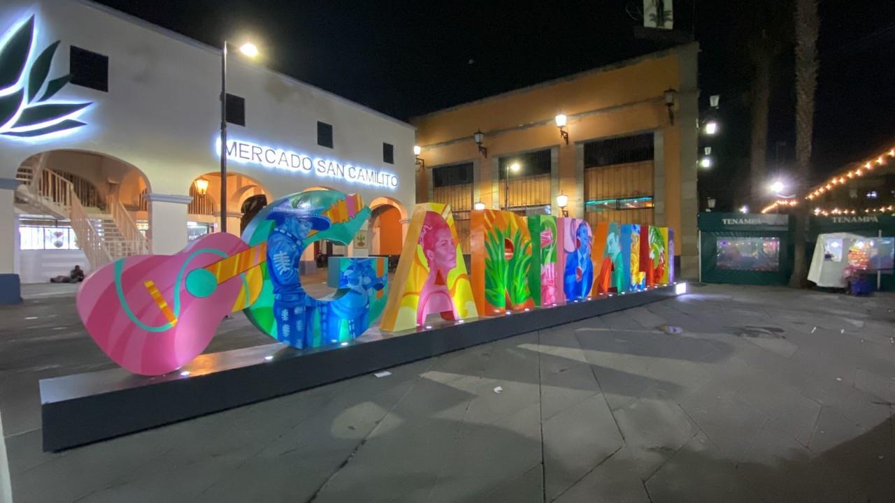 Letras monumentales en Plaza Garibaldi cautivan a turistas y capitalinos. Foto: Iván Macías