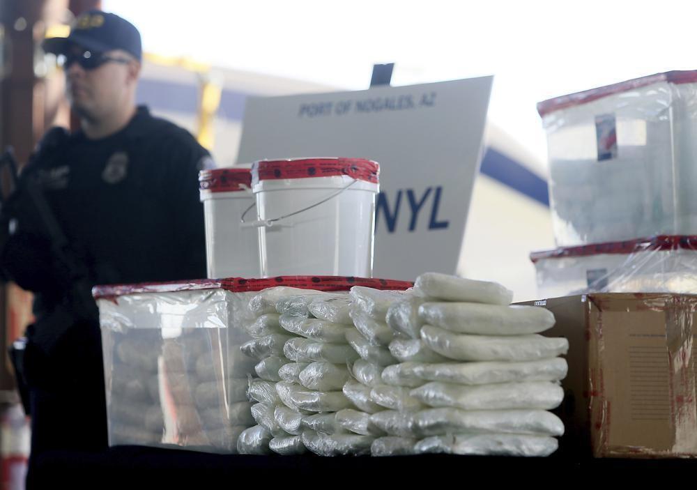 Agentes de la Oficina de Aduanas y Protección Fronteriza de Estados Unidos exhiben fentanilo y metanfetamina incautada en el puerto de entrada de Nogales, durante una conferencia de prensa el 31 de enero de 2019, en Nogales, Arizona. (Mamta Popat/Arizona D