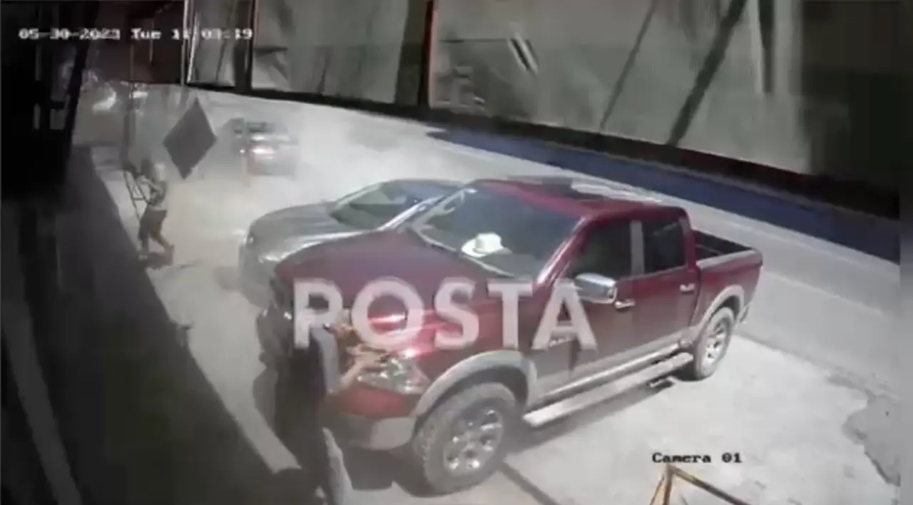 Cámaras de seguridad de locales aledaños al siniestro captaron el momento de la explosión. Foto: Captura de pantalla
