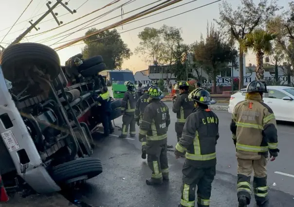 Vuelca pipa de bomberos en Tláhuac; hay dos vulcanos heridos