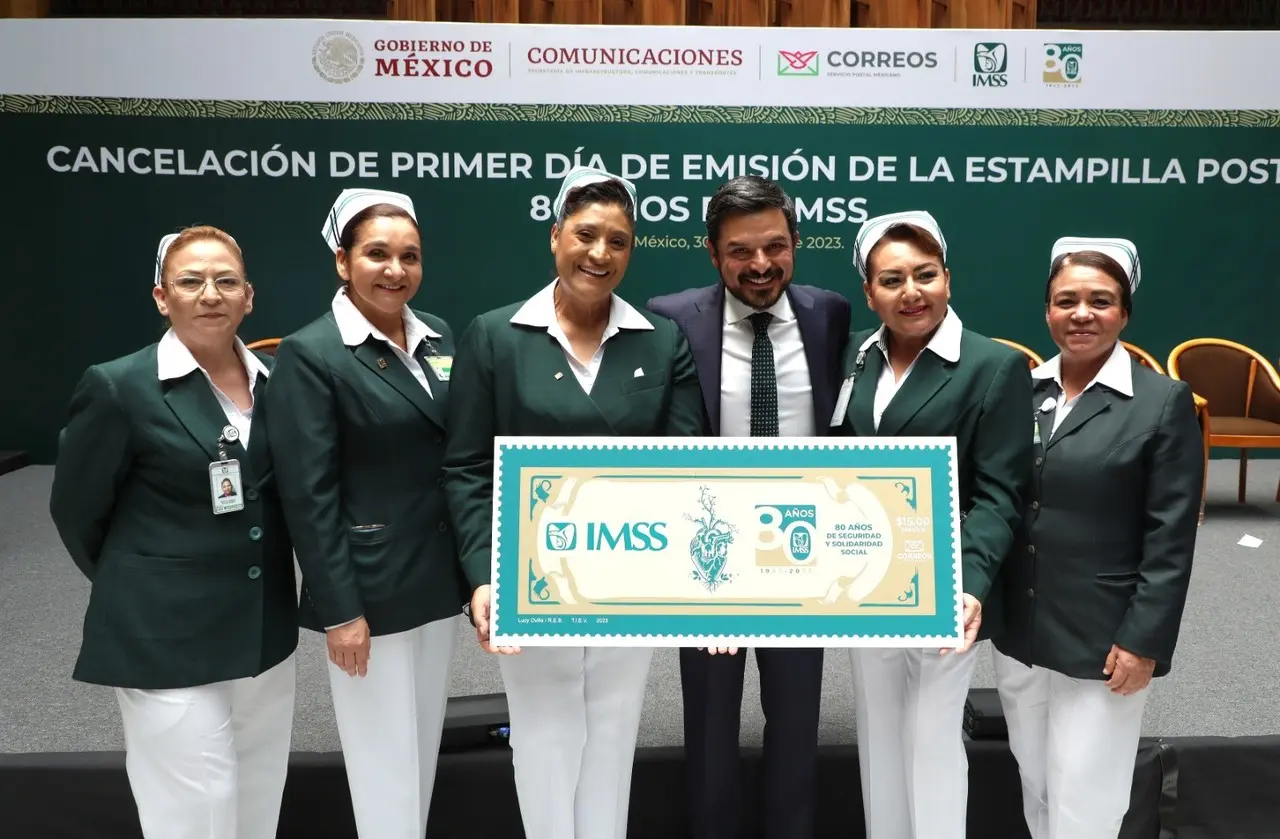 Correos de México lanza timbre conmemorativo por 80 años del IMSS. Foto: IMSS