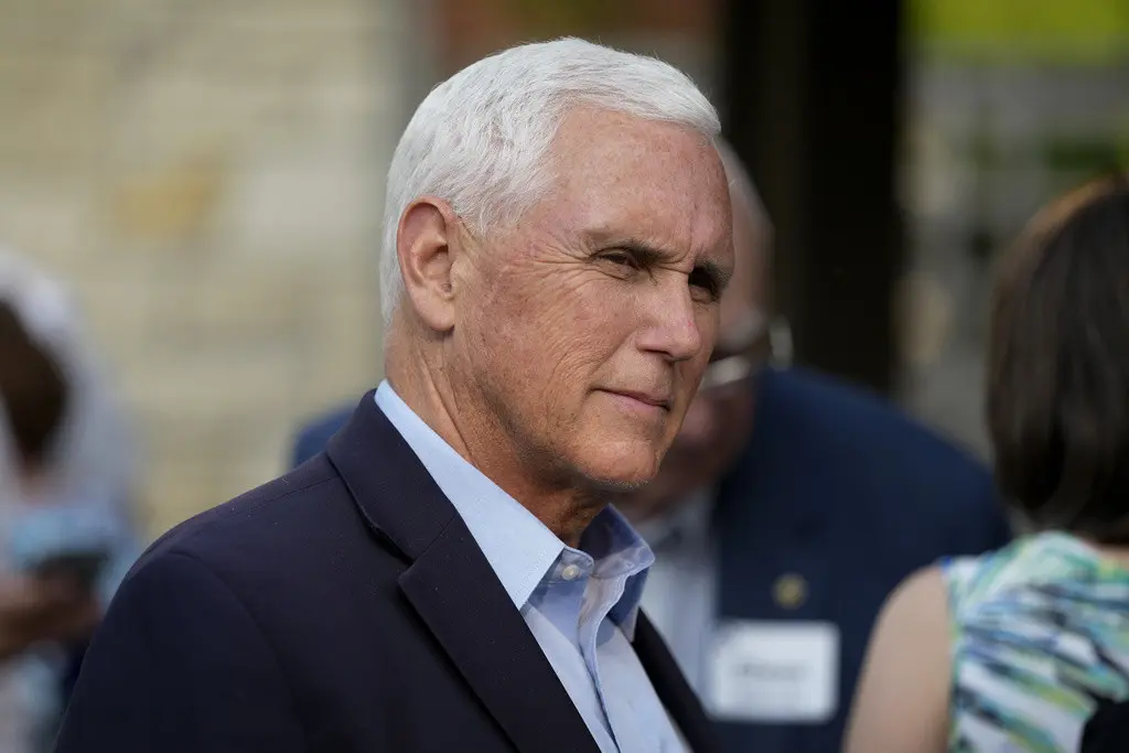 El exvicepresidente Mike Pence habla con residentes durante un evento, el 23 de mayo de 2023, en Des Moines, Iowa. (AP Foto/Charlie Neibergall)