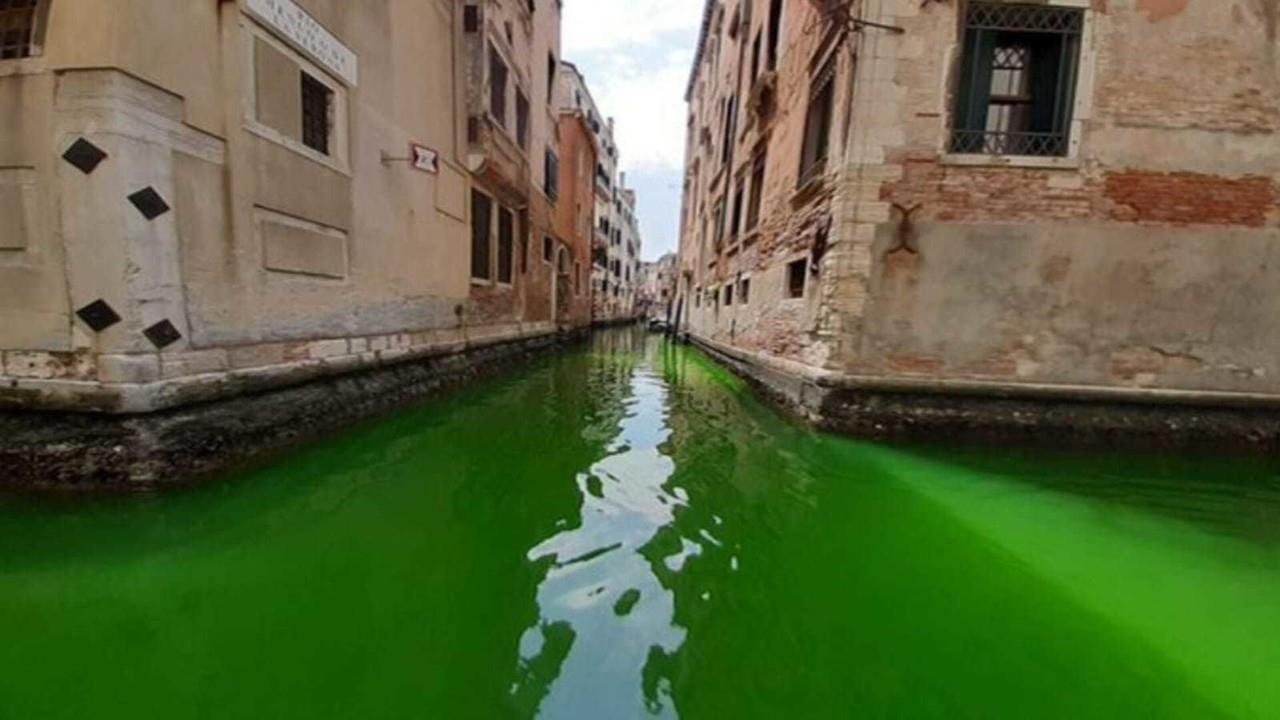 El diario local La Nuova Venezia informó que la policía estaba investigando si el fenómeno era una protesta de activistas medioambientales. Foto: Twitter/ @arpaveneto