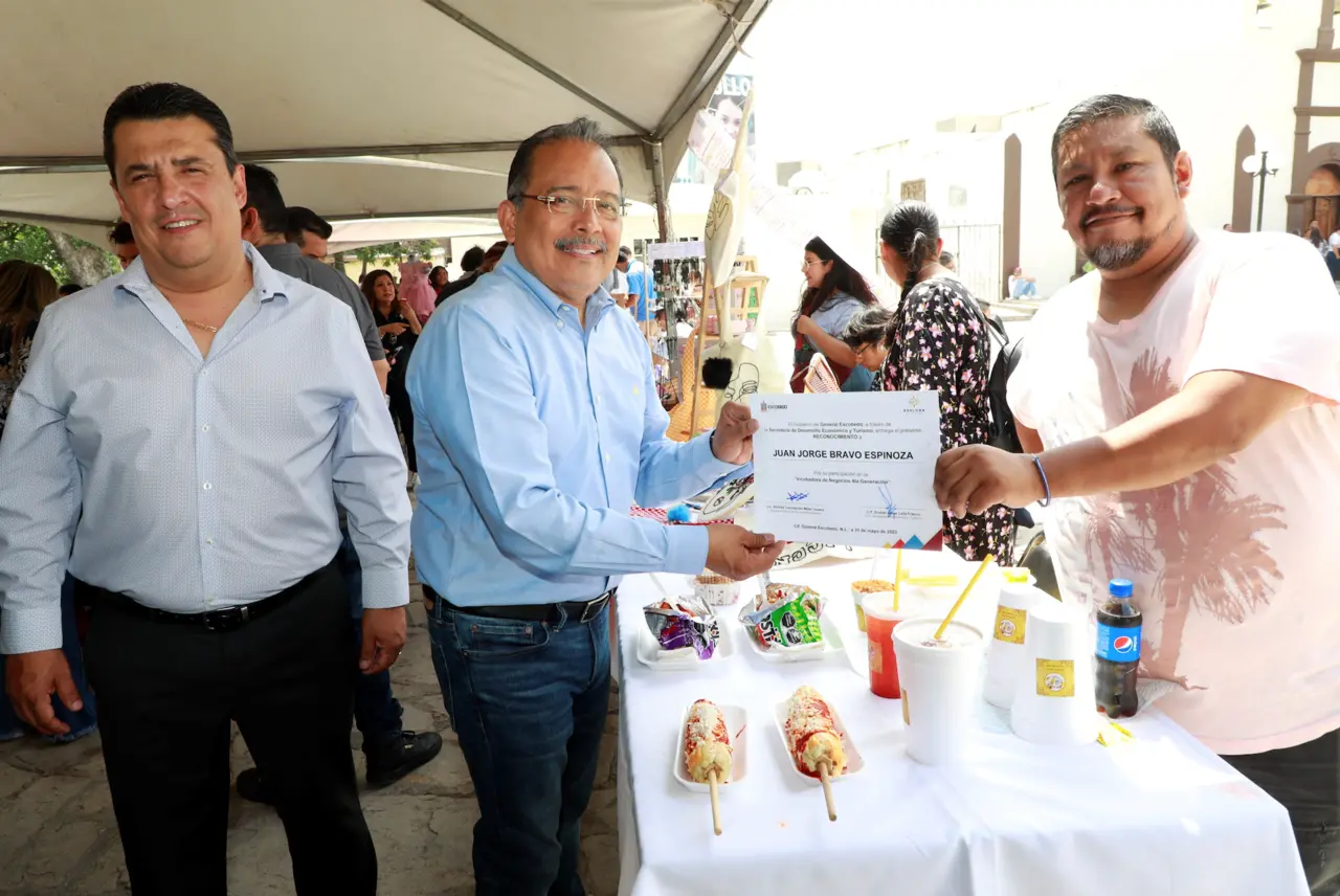 El alcalde de Escobedo, Andrés Mijes, encabezó la clausura del programa y entregó las constancias a los participantes. Foto: Municipio de Escobedo