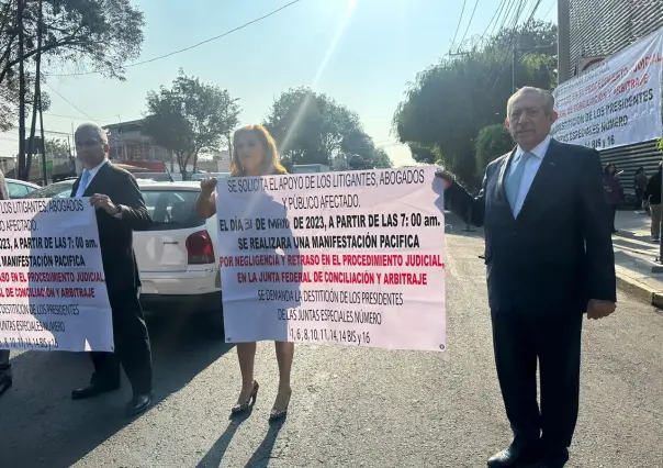 Litigantes protestan en la Junta Federal de Conciliación y Arbitraje