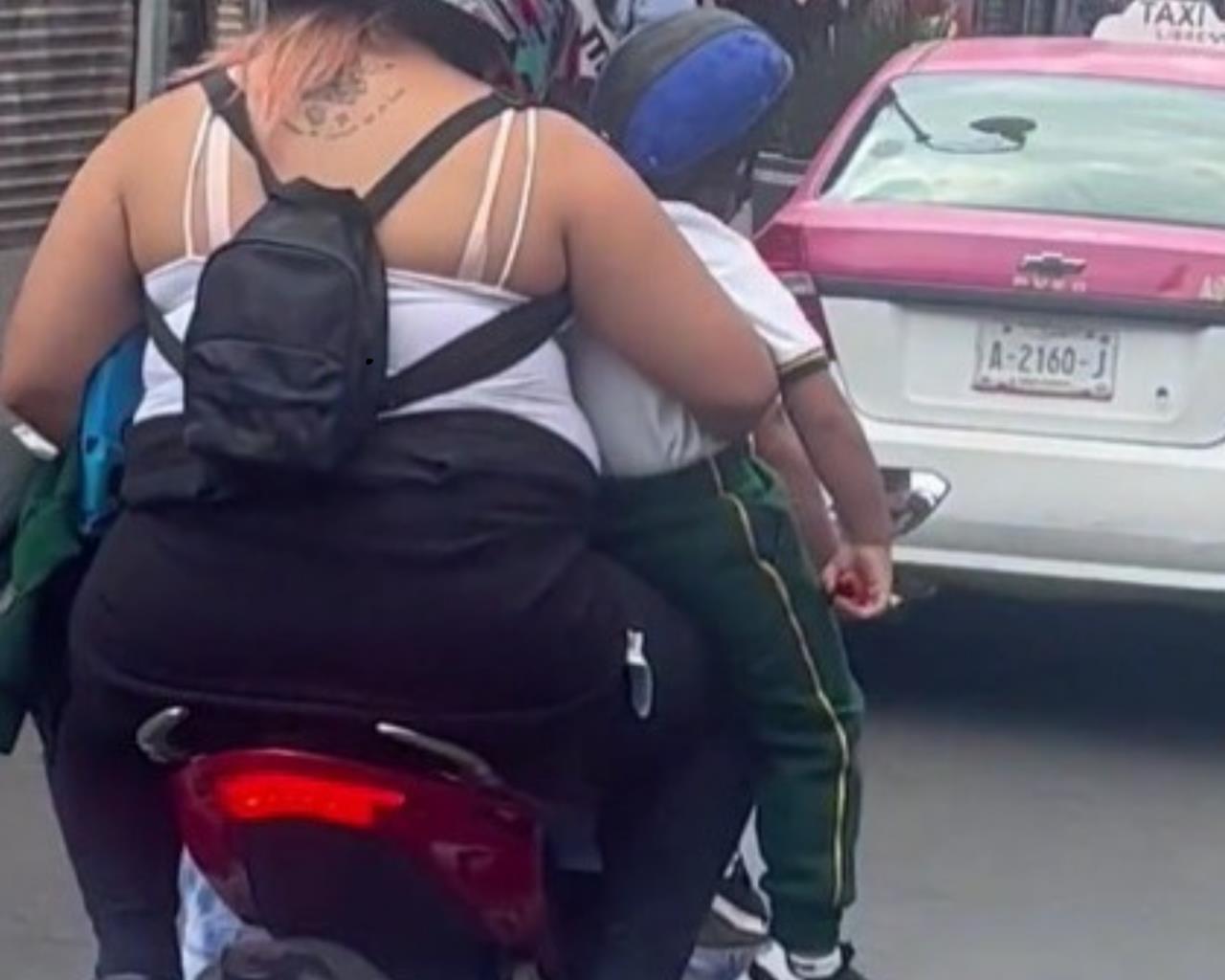 Conducta peligrosa: pareja lleva a niño de manera irresponsable en moto. Foto: Captura de pantalla