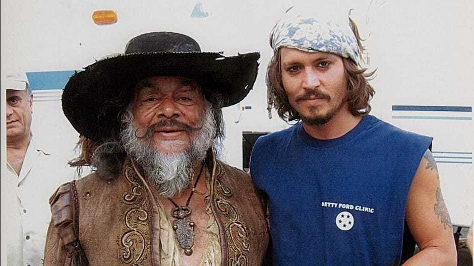 Sergio Calderón junto a Johnny Depp en el set de la tercera entrega de Piratas del Caribe. Foto: Twitter