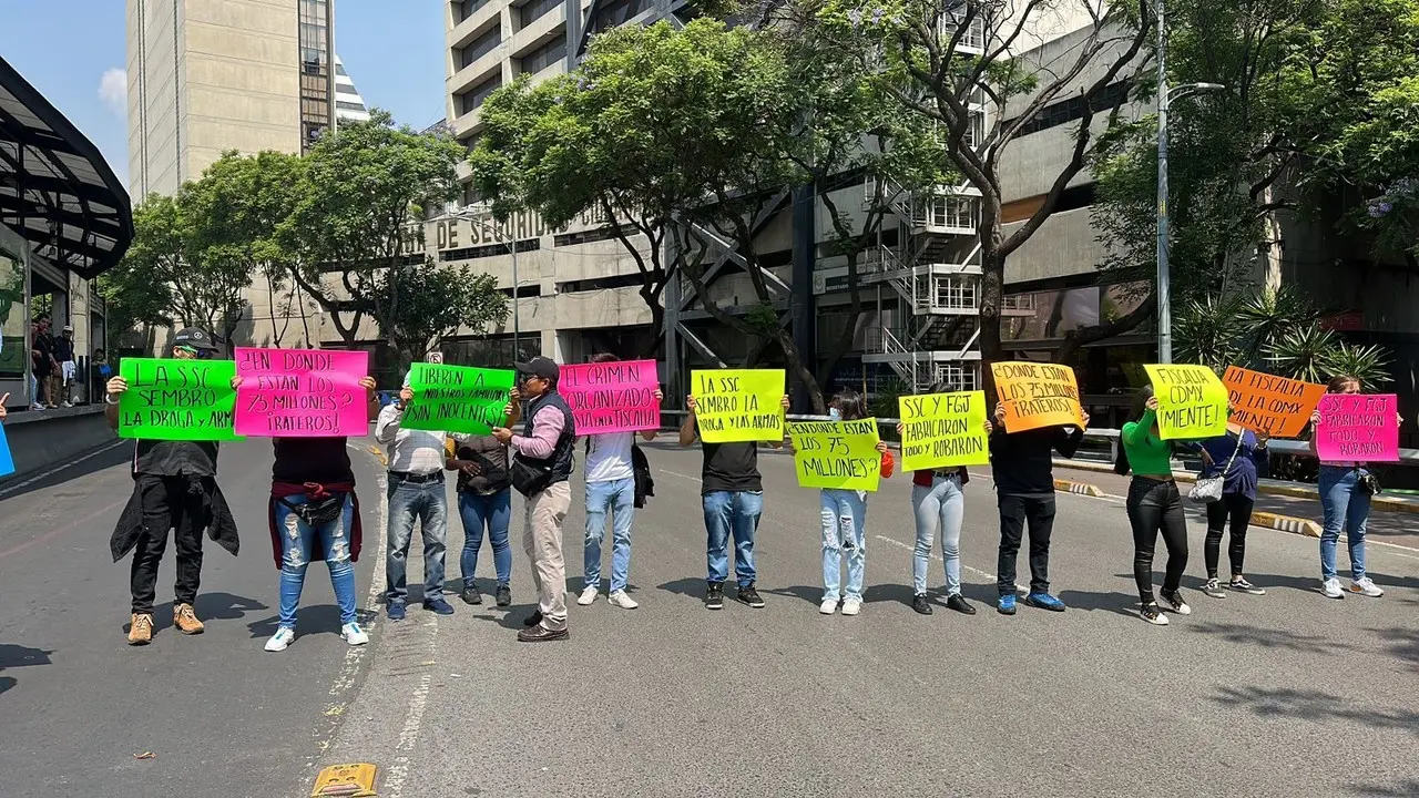 Caso Black Wall Street Capital: Manifestantes exigen respuestas por cateo. Foto: Ramón Ramírez