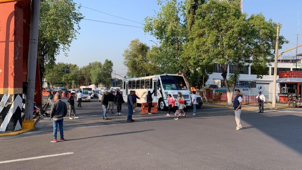 Bloquean trabajadores de construcción la avenida Mario Colin en Tlalnepantla