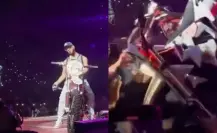 ¡Se le fue! Arranca Anuel AA su moto en pleno concierto y cae al público