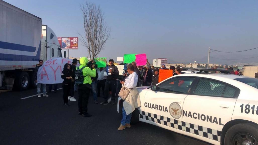 Bloquean vecinos de la colonia Margarito F. Ayala la México-Pachuca en Tecámac