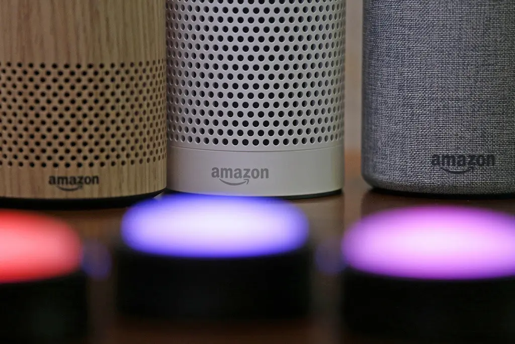 Los dispositivos Amazon Echo y Echo Plus, al fondo, se encuentran cerca de los dispositivos iluminados Echo Button durante un evento de la compañía, en Seattle, el 27 de septiembre de 2017. (AP Foto/Elaine Thompson, archivo)