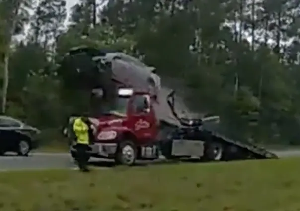 ¡Como en las películas! Choca mujer su auto contra grúa y sale volando