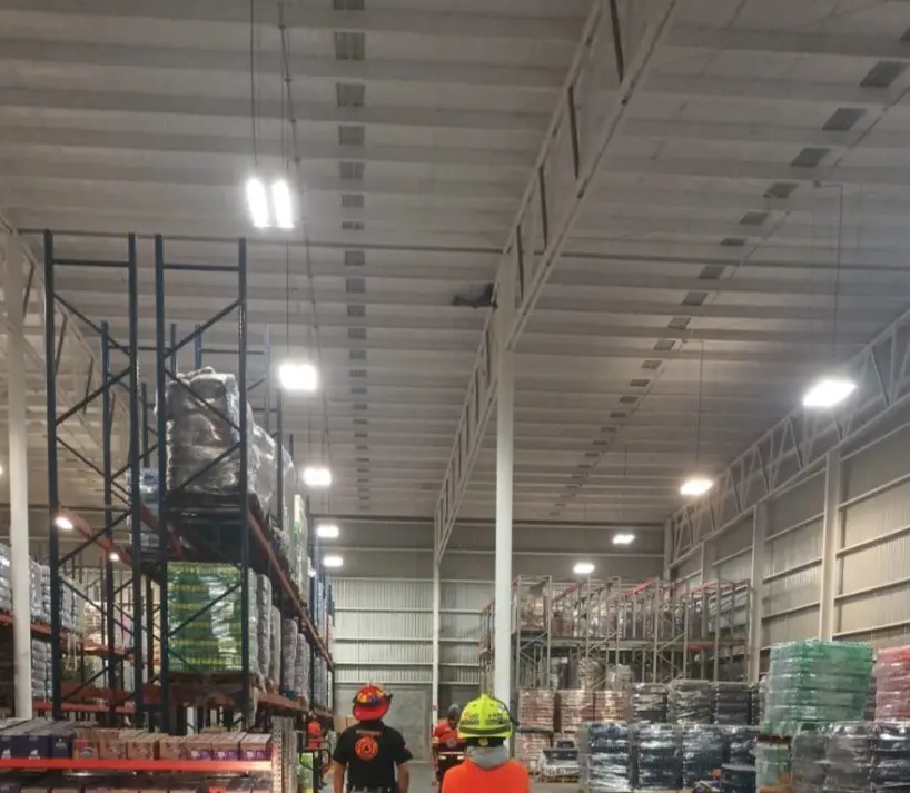 El migrante entró a la empresa y posteriormente trepó hasta lo alto de la nave industrial para después sostenerse con sus manos de una viga dónde recorrió varios metros. Foto: Protección Civil Nuevo León.