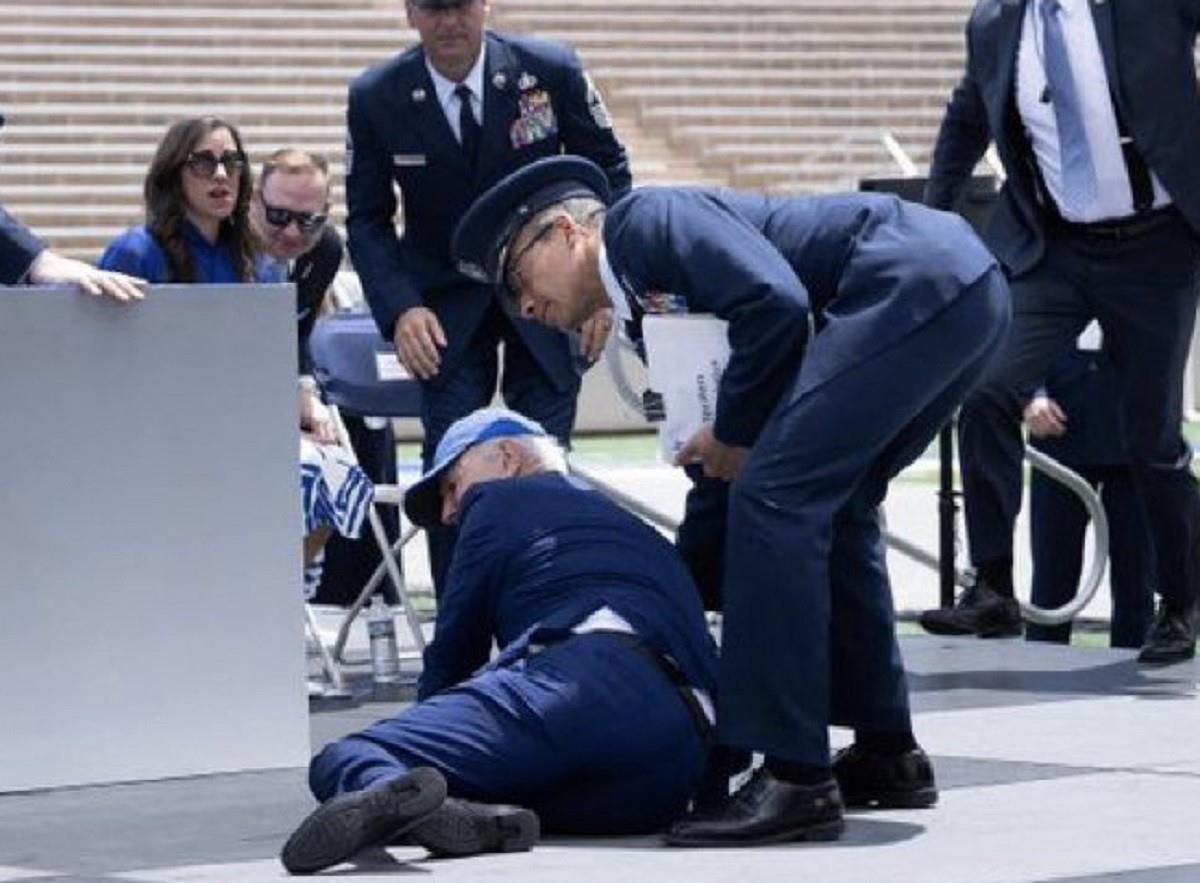 El presidente de Estados Unidos, Joe Biden, de 80 años, ha sufrido varias caídas. Foto: Twitter @JoeyMannarinoUS