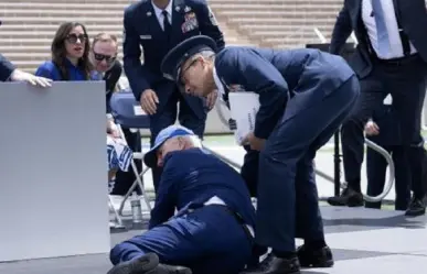 VIDEO: Se cae Joe Biden en ceremonia de graduación de la U.S. Airforce Academy