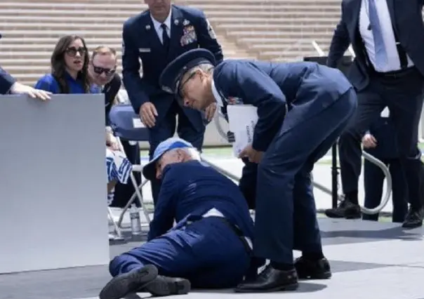 VIDEO: Se cae Joe Biden en ceremonia de graduación de la U.S. Airforce Academy