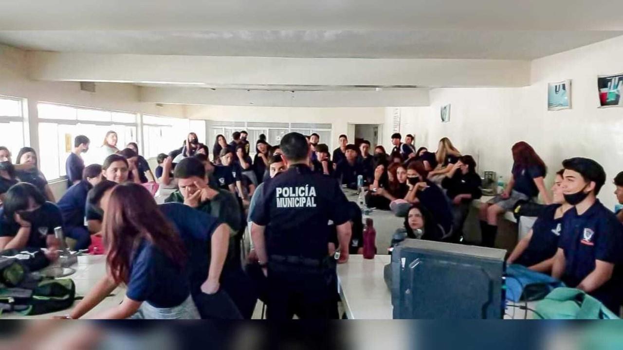 Personal de Seguridad Pública de Gomez Palacio brinda charla anti acoso a estudiantes. Foto: Facebook Ayuntamiento de Gómez Palacio.