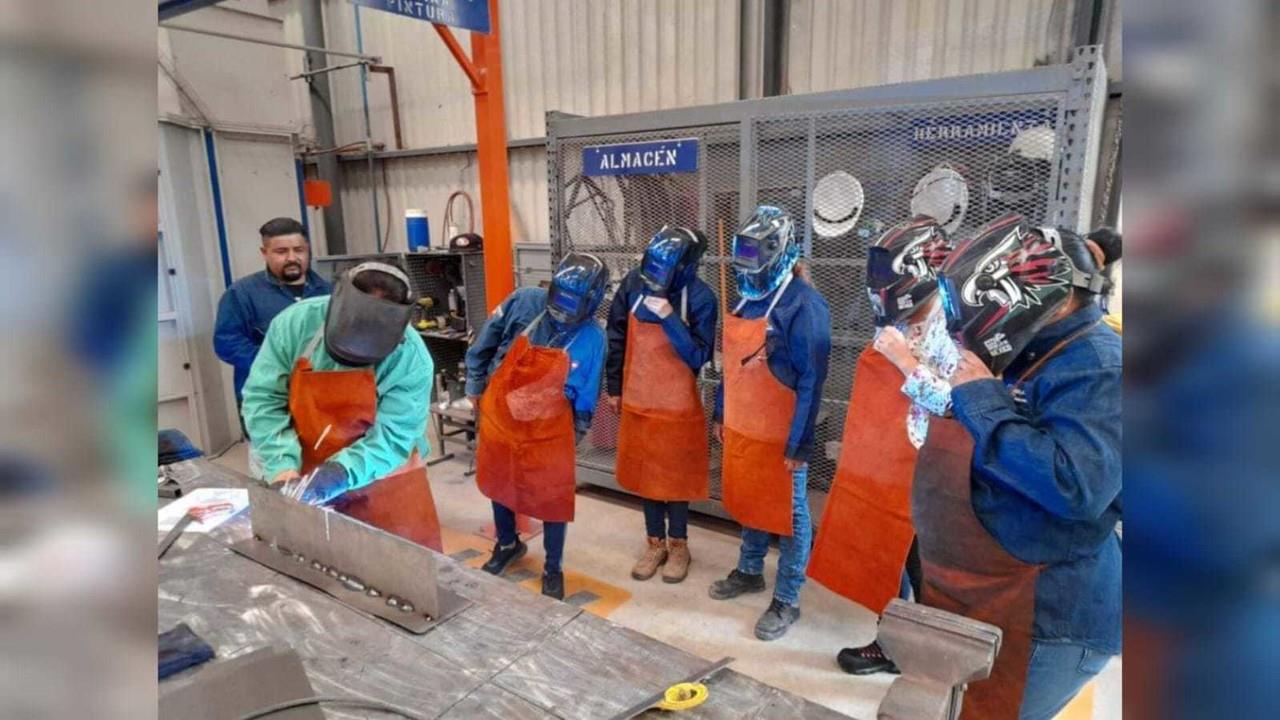 Imparten taller de soldadura a mujeres de Gómez Palacio. Foto: Ayuntamiento de Gómez Palacio.