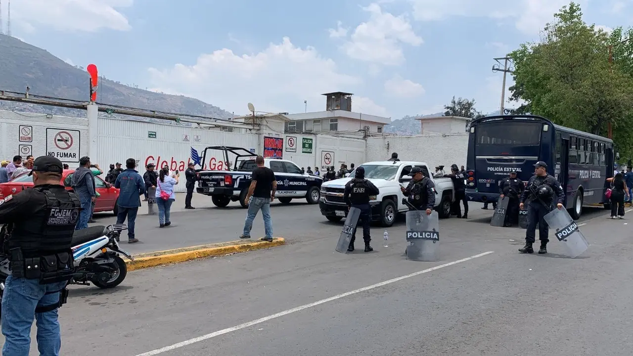 El personal que labora en la Gasera fue sacado del lugar el cual se encuentra resguardado por personal de la policía estatal. Foto: Especial.