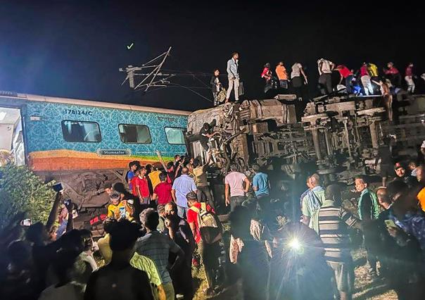 Más de 200 muertos y 900 heridos tras accidente de trenes en la India