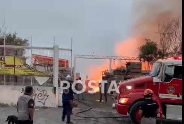 Hasta el momento, no se han reportado personas lesionadas y las autoridades continúan investigando las causas del incendio. Foto: Raymundo Elizalde.