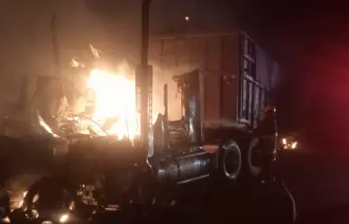 Chocan dos tráileres y se incendian en Zacatecas