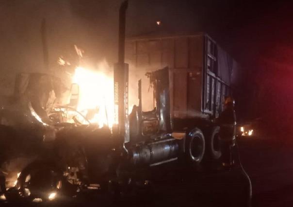 Chocan dos tráileres y se incendian en Zacatecas