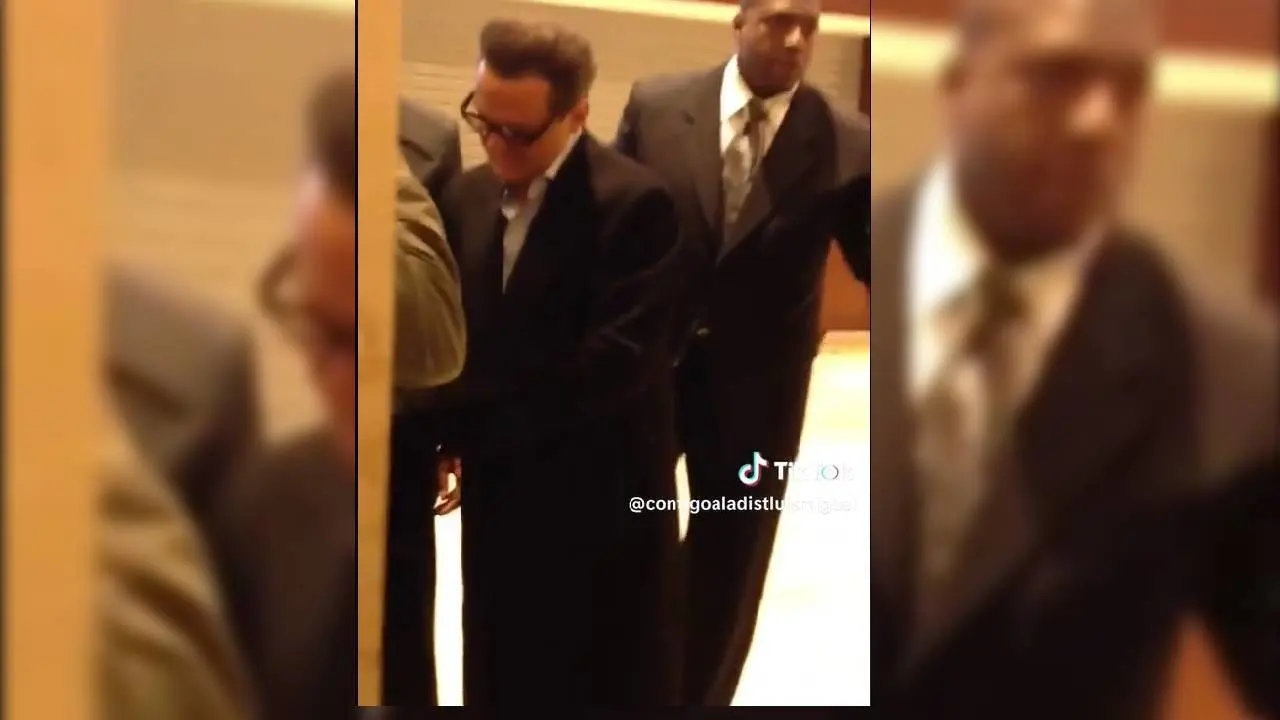 ¡Sorprendente! Captan a Luis Miguel dando autógrafos en pleno aeropuerto