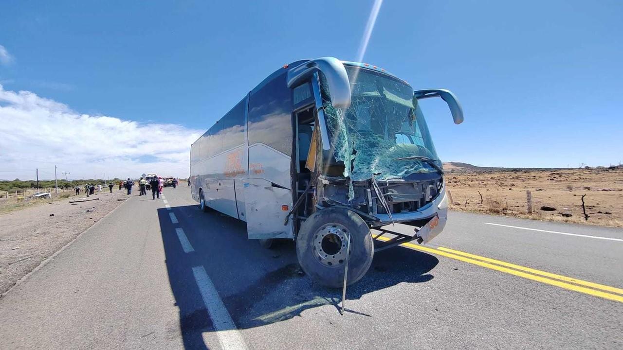 Mueren cuatro personas en choque entre automóvil y autobús de pasajeros