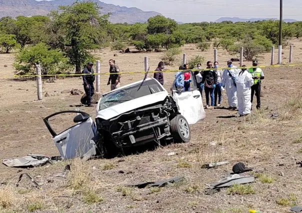 Mueren cuatro personas en choque entre automóvil y autobús de pasajeros