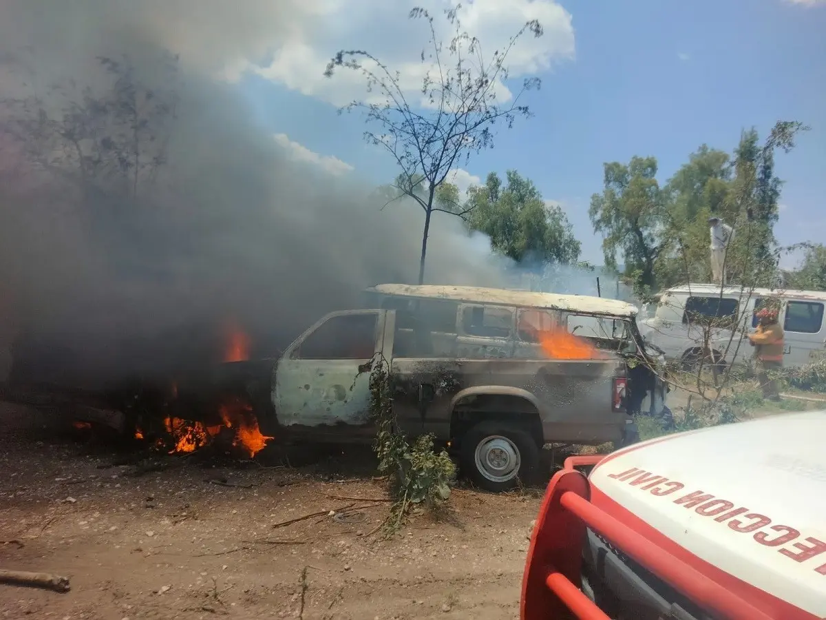 Al menos 10 vehículos fueron consumidos por el incendio en el corralón de la colonia Motobatha, del municipio de Mixquiahuala, Hidalgo. Foto: Dirección de Protección Civil y Bomberos Mixquiahuala