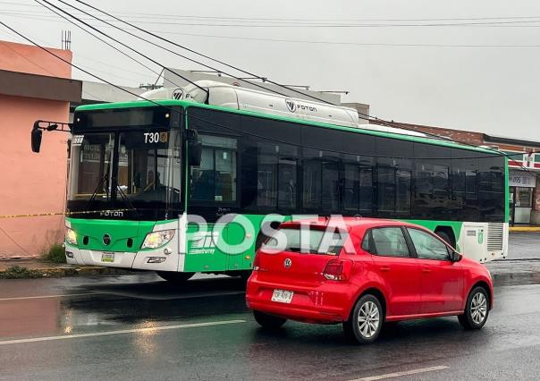 Circula Transmetro en contra y derriba postes en San Nicolás