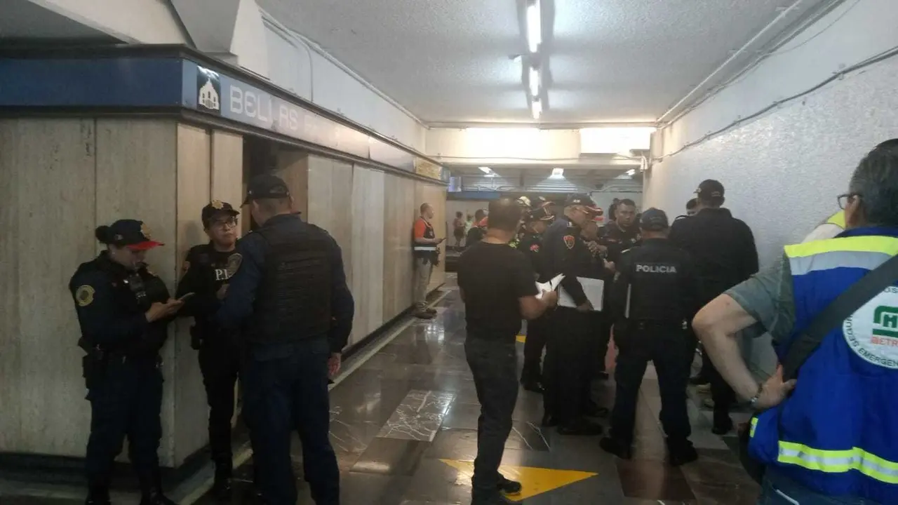 Muere joven electrocutado tras caer a vías del Metro Bellas Artes en la CDMX. Foto: Ramón Ramírez