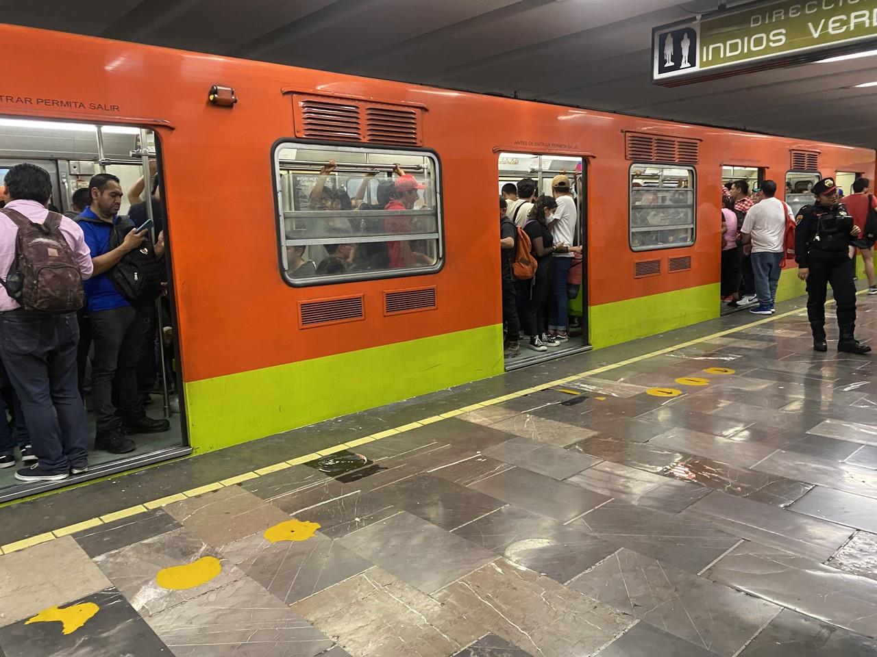 Los vagones estaban repletos de gente que padeció el calor generado al interior del Metro esta tarde. Foto: Rodrigo Muñoz