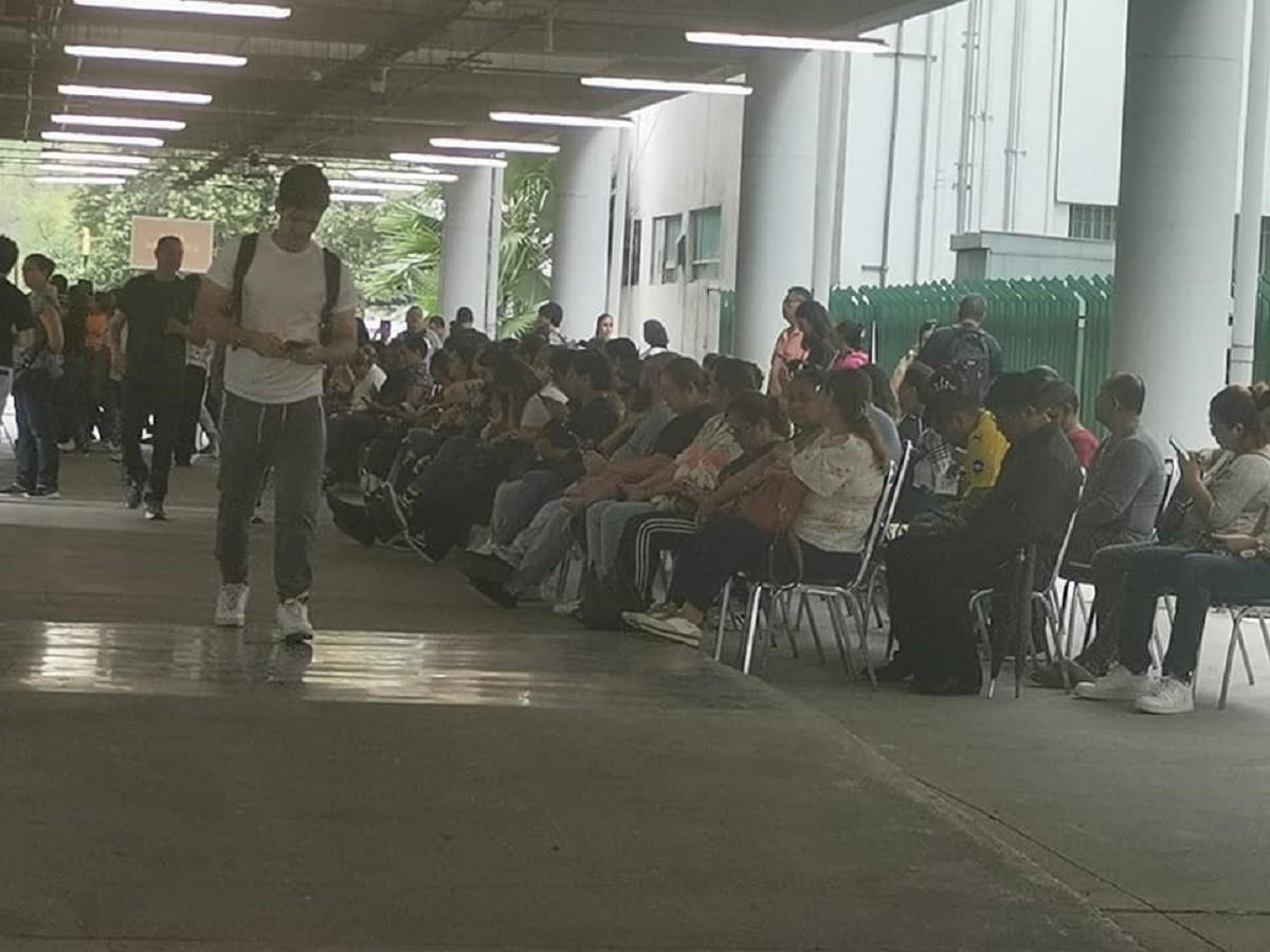 Presentan más de 37 mil examen de admisión a la Uni; padres generan caos