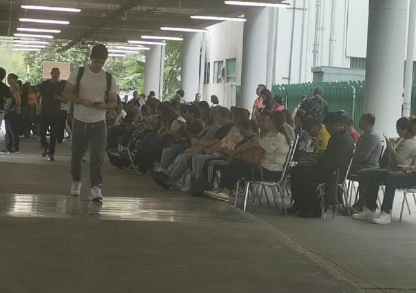 Presentan más de 37 mil examen de admisión a la Uni; padres generan caos