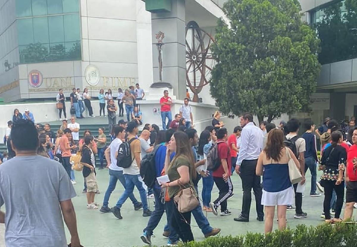Presentan más de 37 mil examen de admisión a la Uni; padres generan caos
