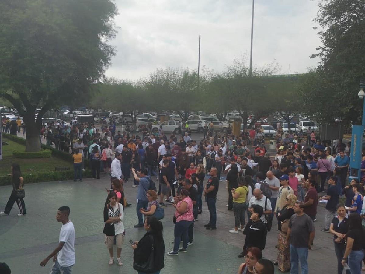 Presentan más de 37 mil examen de admisión a la Uni; padres generan caos