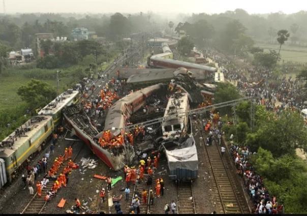 Investigan causa del accidente de tren que dejó más de 280 muertos en India