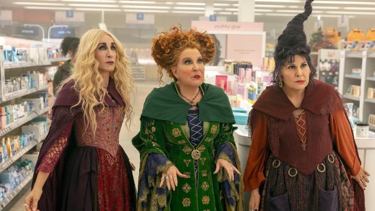 Bette Midler, Sarah Jessica Parker y Kathy Najimi interpretan a las hermanas Sanderson. Foto: Disney