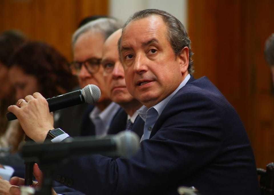 El secretario de Finanzas y Tesorero General del Estado, Carlos Garza Ibarra, destacó que el Gobierno de Nuevo León mantiene la calificación de “sostenible” de su deuda durante 4 trimestres consecutivos.   Foto: Facebook Carlos A. Garza Ibarra