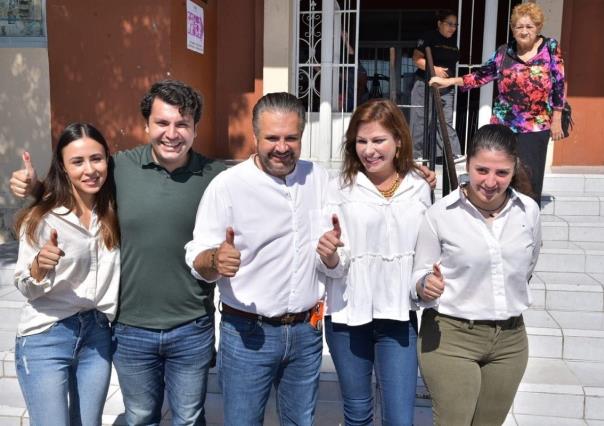 Emite su voto  Evaristo Lenin Pérez en Acuña, Coahuila