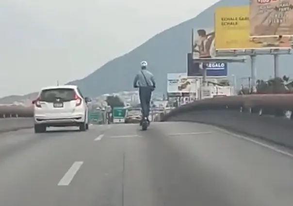 VIDEO: Sorprende hombre con velocidad de patín eléctrico en Morones Prieto