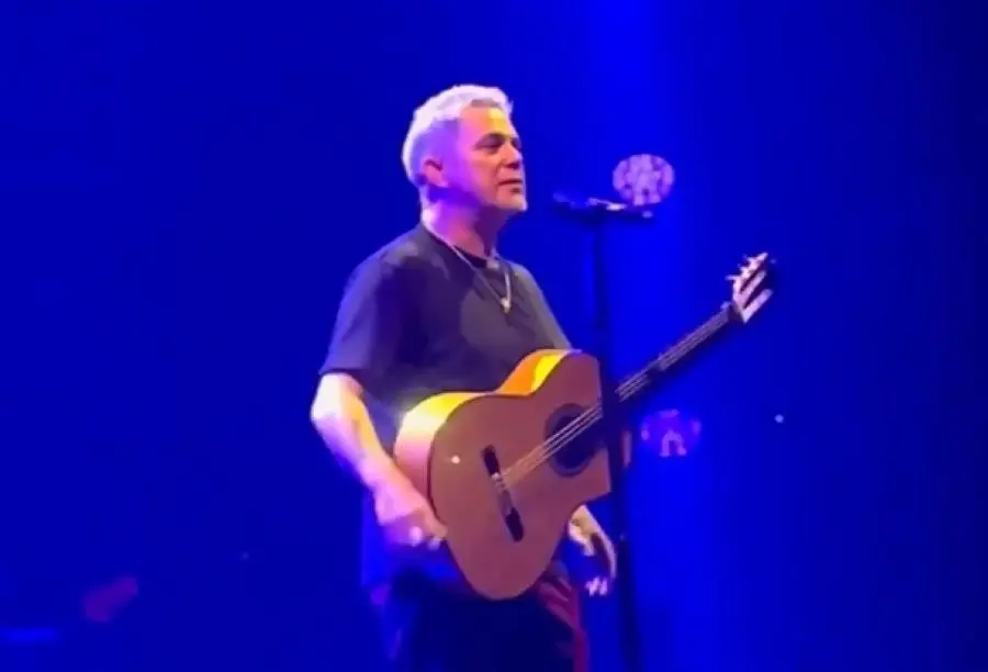 Durante el concierto reconoció que intentó sincerarse con sus fans, pero después salieron cosas, “ruido”, como lo llamó el cantante Alejandro Sanz. Foto. Captura de Imagen