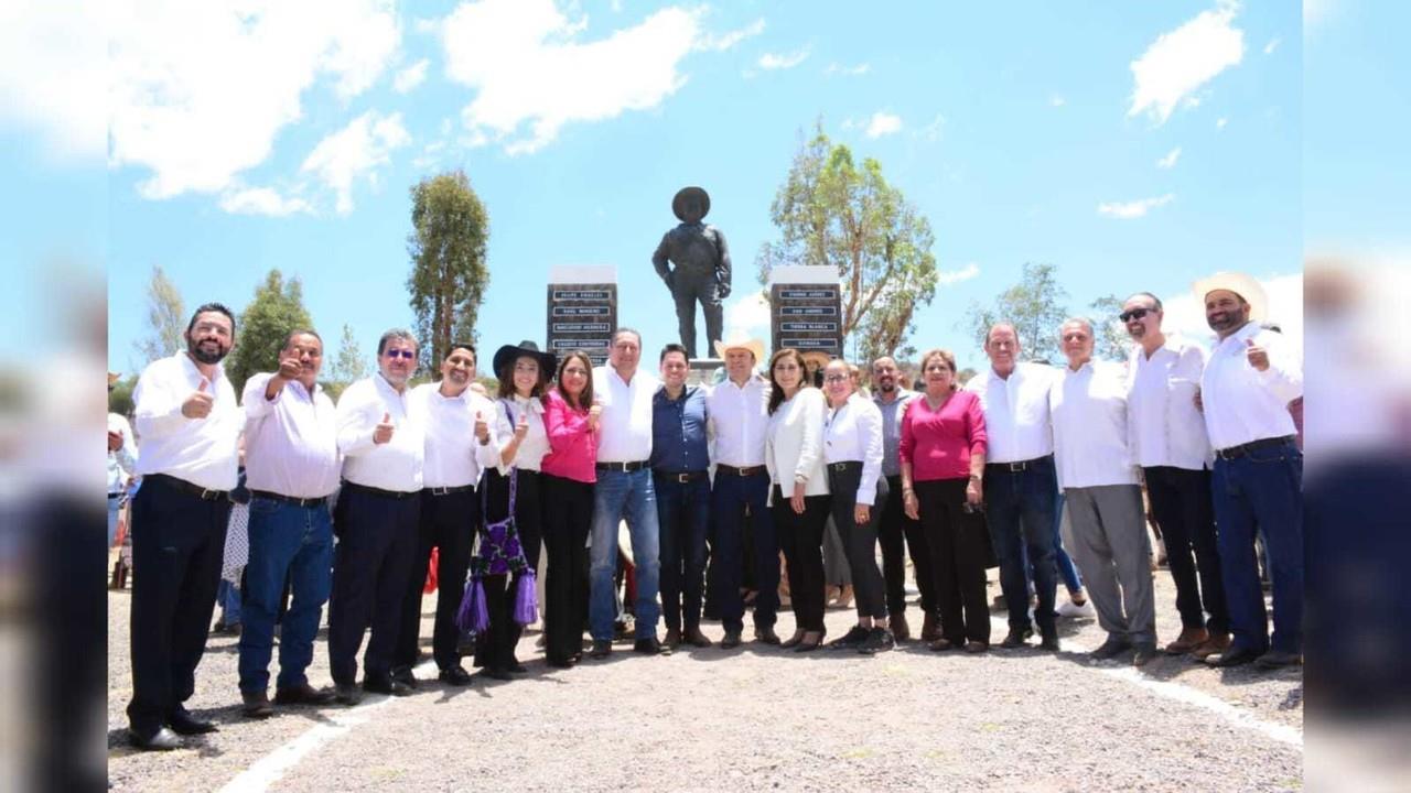 Conmemoran gobernador y diputados el natalicio de Francisco Villa