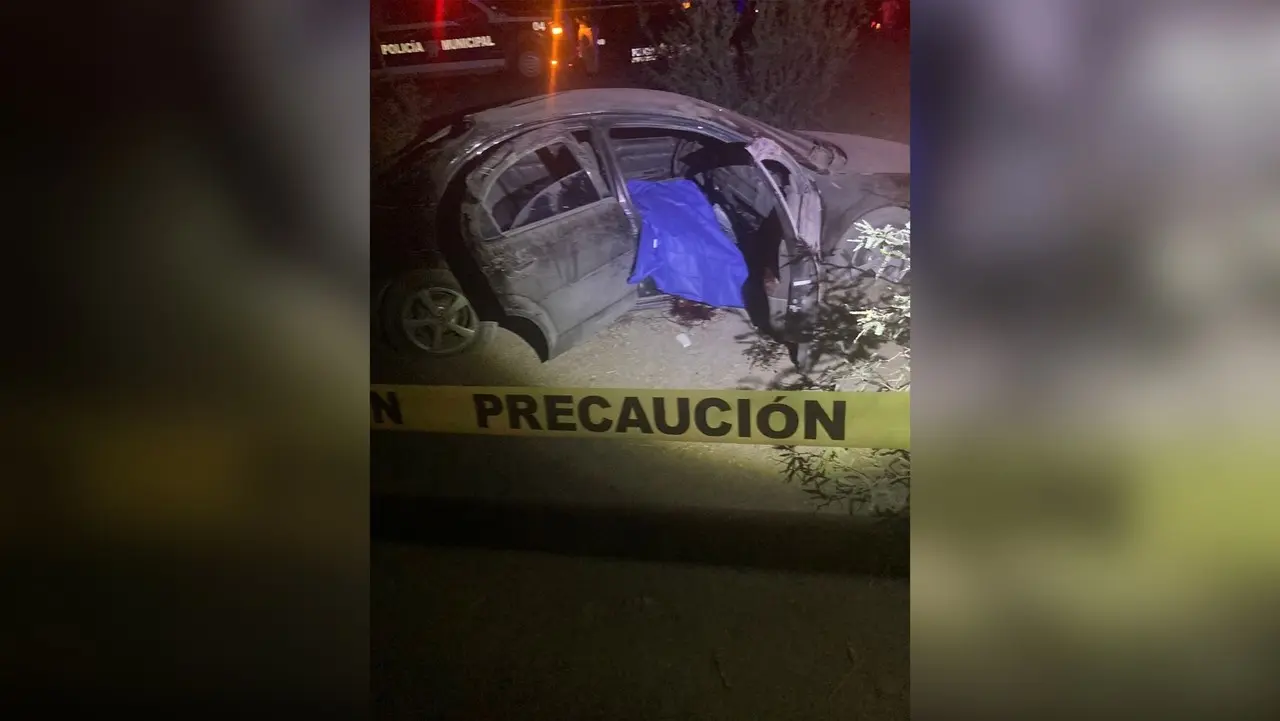 Una persona perdió la vida al volcarse en su vehículo.