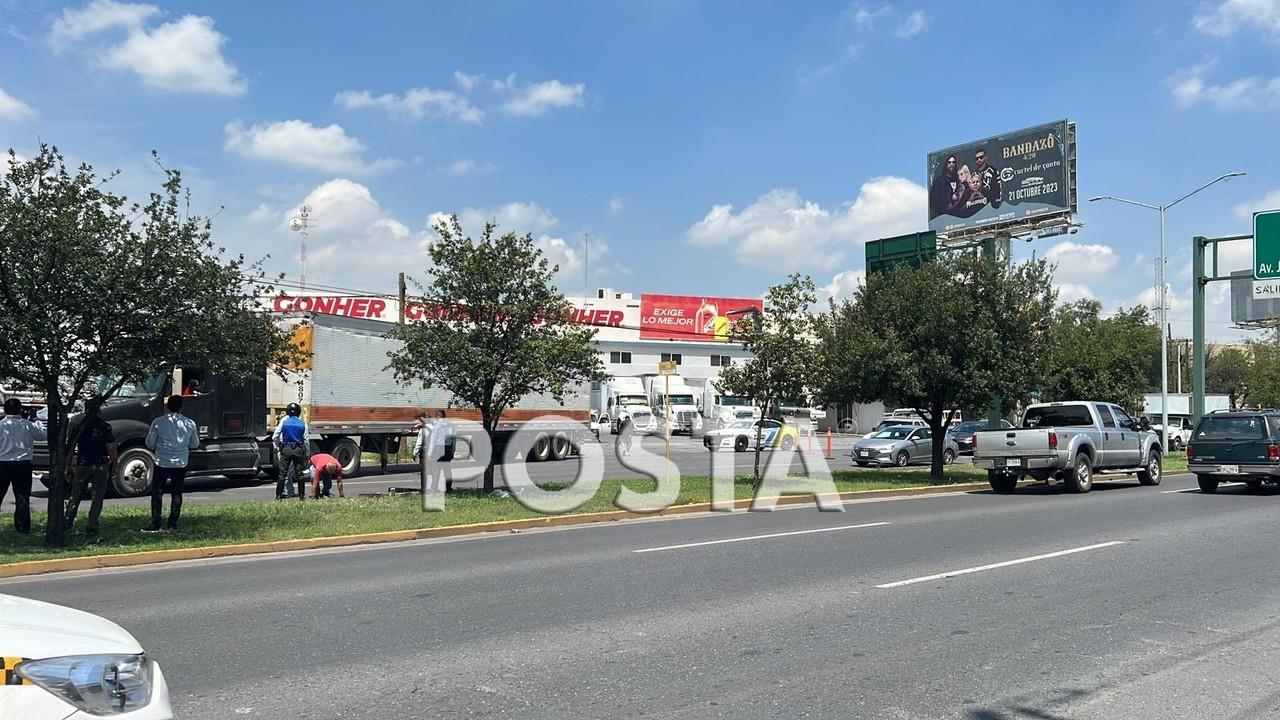 Dos tráileres tiraron sus cajas y colapsaron la circulación de vehículos en la avenida Revolución, al sur de Monterrey. Foto: Raymundo Elizalde