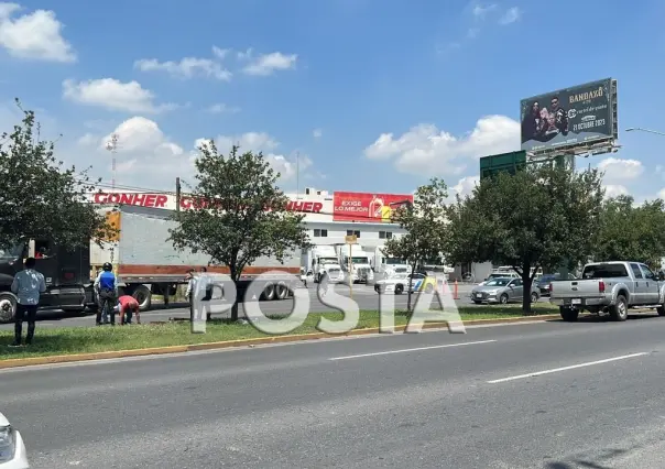 Tráileres tiran cajas y colapsan la avenida Revolución