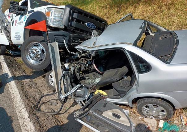 Choque entre pipa de gas y auto deja un conductor prensado en Naucalpan